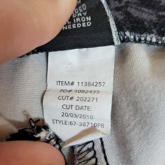 Torrid Capri Sweatpants, Plus Size 3 - Picture 4 of 5